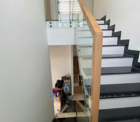 CẦU THANG KÍNH ( GỖ SỒI )