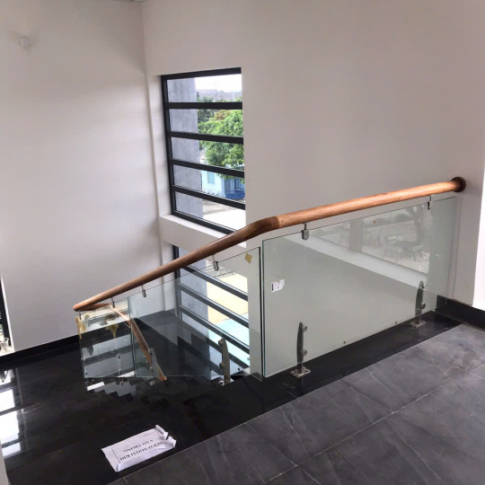 CẦU THANG KÍNH ( GỖ SỒI )